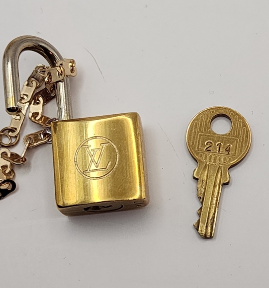 Louis Vuitton RARE Vintage Lock And Key 214 With Free Chain - Picture 7 of 8
